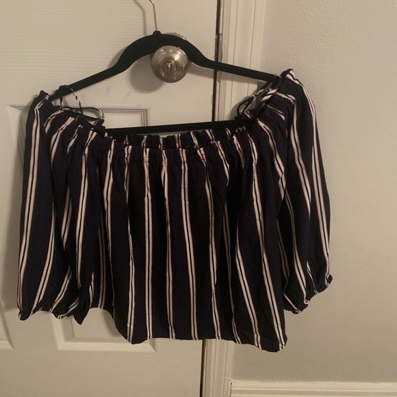 Forever 21 Women’s Off the Shoulder blouse - Picture 3 of 3